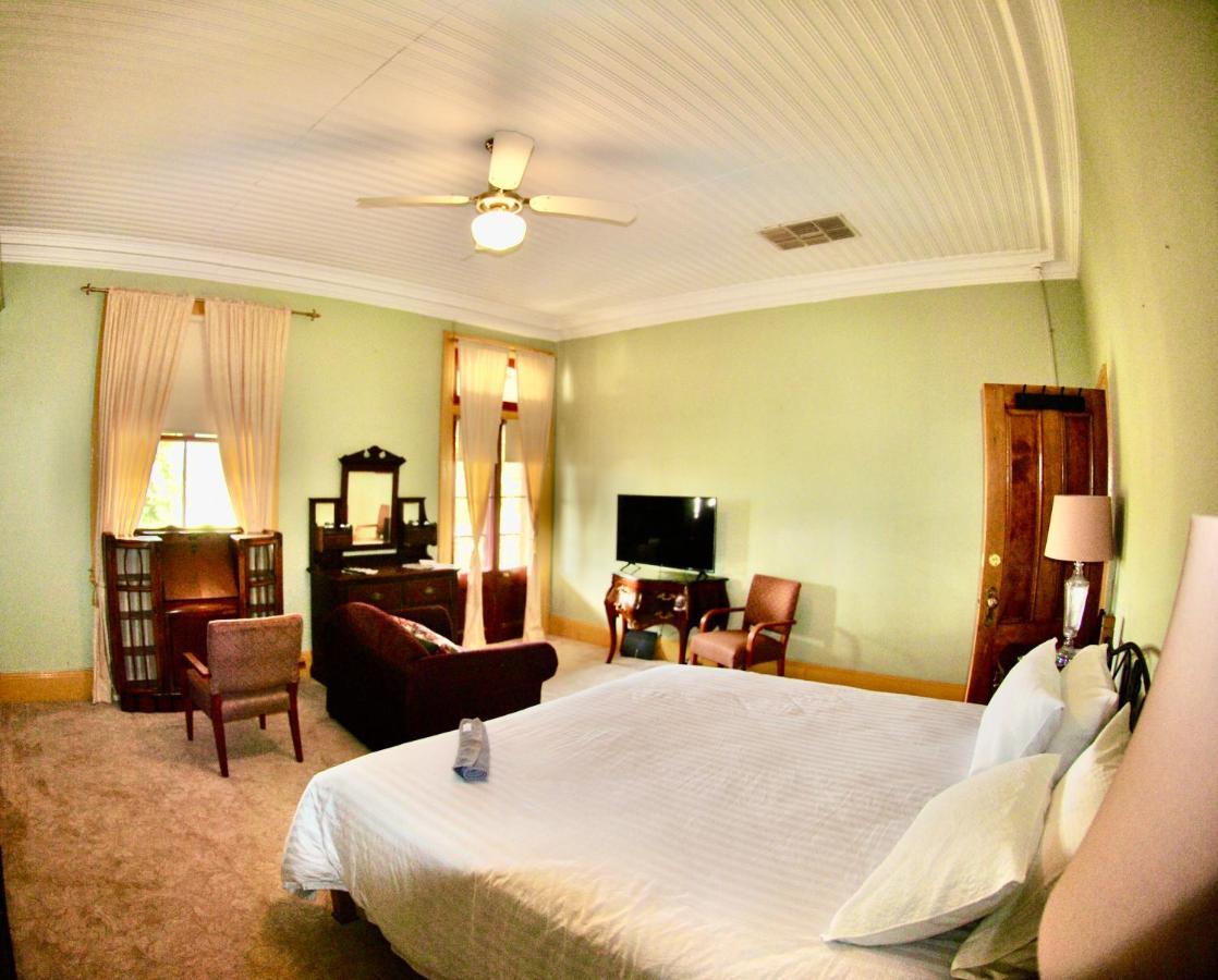 Historic Star Lodge And Station Masters House Narrandera Bagian luar foto